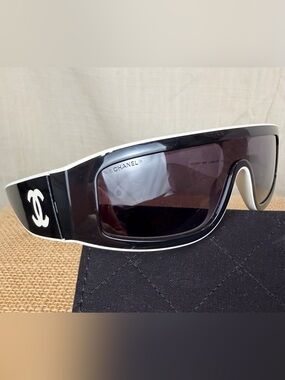 Auth CHANEL Sunglasses CH6057 1656/ S6 Black White Big CC Logo Shield